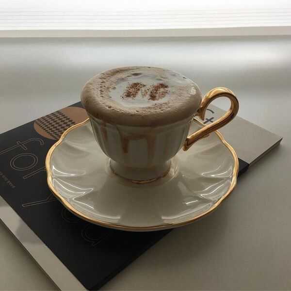 Світлий ранковий стіл у спокійній домашній атмосфері